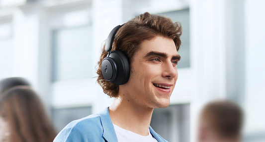 Noise-Cancelling-Kopfhörer im Büro für konzentriertes Arbeiten