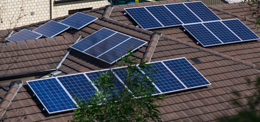 PV-Systeme im Vergleich: Erfahre die Unterschiede zwischen 100-Euro und 1000-Euro-Systemen und ob eine Einzel- oder Paketlösung die beste Option ist