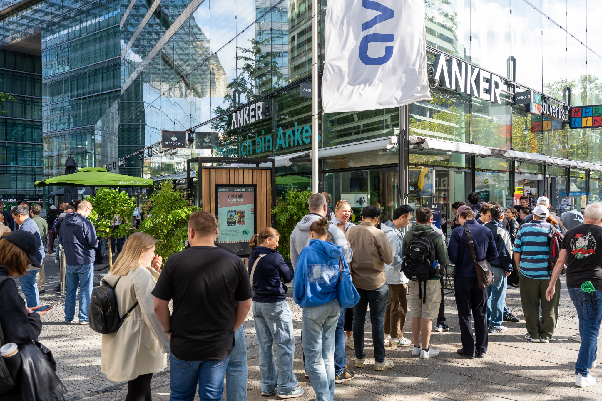 Besucher vor dem Anker Store Berlin