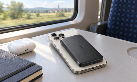 Anker MagGo Powerbank lädt iPhone im Zug