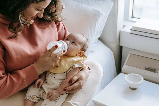 Temperatur von Babyflaschen: Wie warm sollte ein Fläschchen sein?