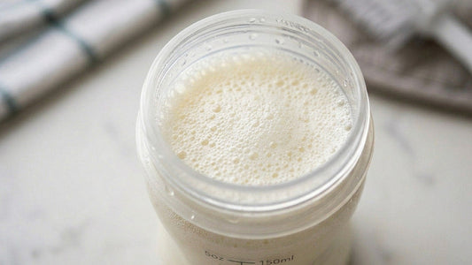 Schaumige Muttermilch? Warum das passiert und was du tun kannst