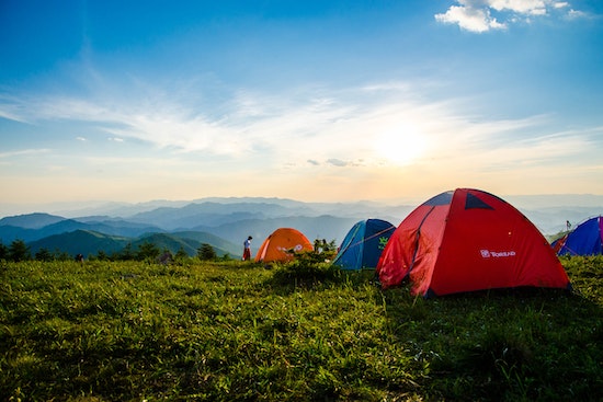 Die wichtigen Gegenstände, die beim Camping mitgenommen werden sollten