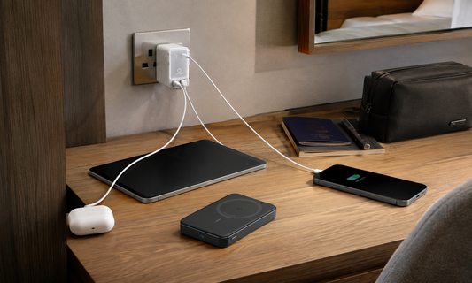 Anker Reiseadapter lädt mehrere Geräte im Hotel