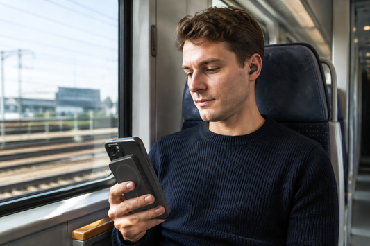 Pendler hört Musik mit Anker MagGo Powerbank